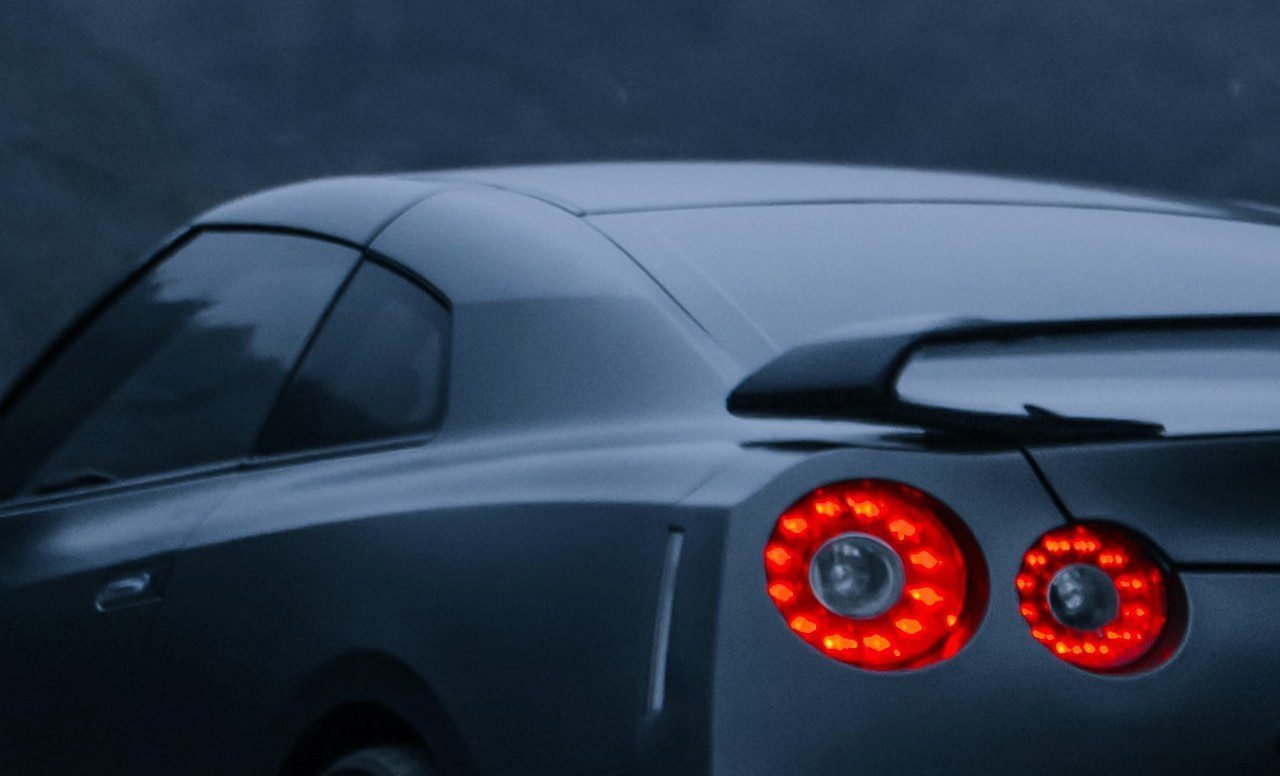 Video: Nissan GT-R neemt drempel veel te hard