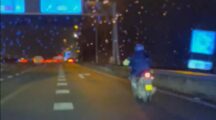 Man met scooter op snelweg Amsterdam, politie grijpt in