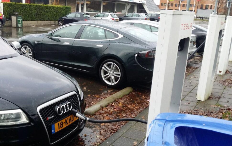 Alle Nederlandse Superchargers zijn nu open voor niet-Tesla's!