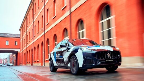 Man in regenjas onthult: dikke V6 voor Maserati Grecale