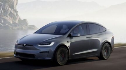 Video: Tesla Model X Plaid is een TANK!