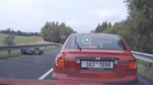 Video: opeens stoppen op een doorgaande weg