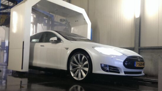 Tesla in wasstraat