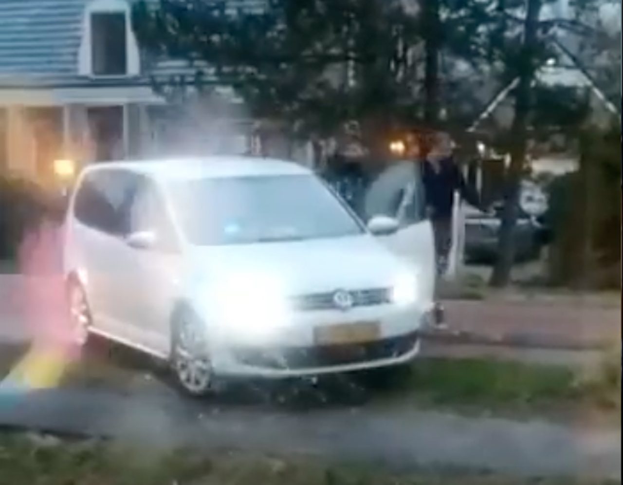 Video: ruzie A'dam loopt uit de hand, Yaris ramt Volkswagen