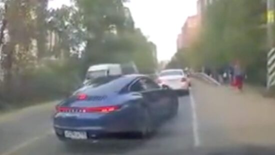 Video: Porsche 911 blokkeert Mercedes S-klasse