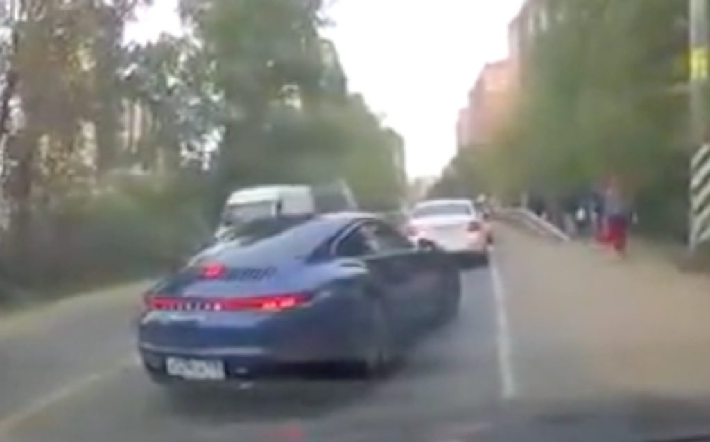 Video: Porsche 911 blokkeert Mercedes S-klasse