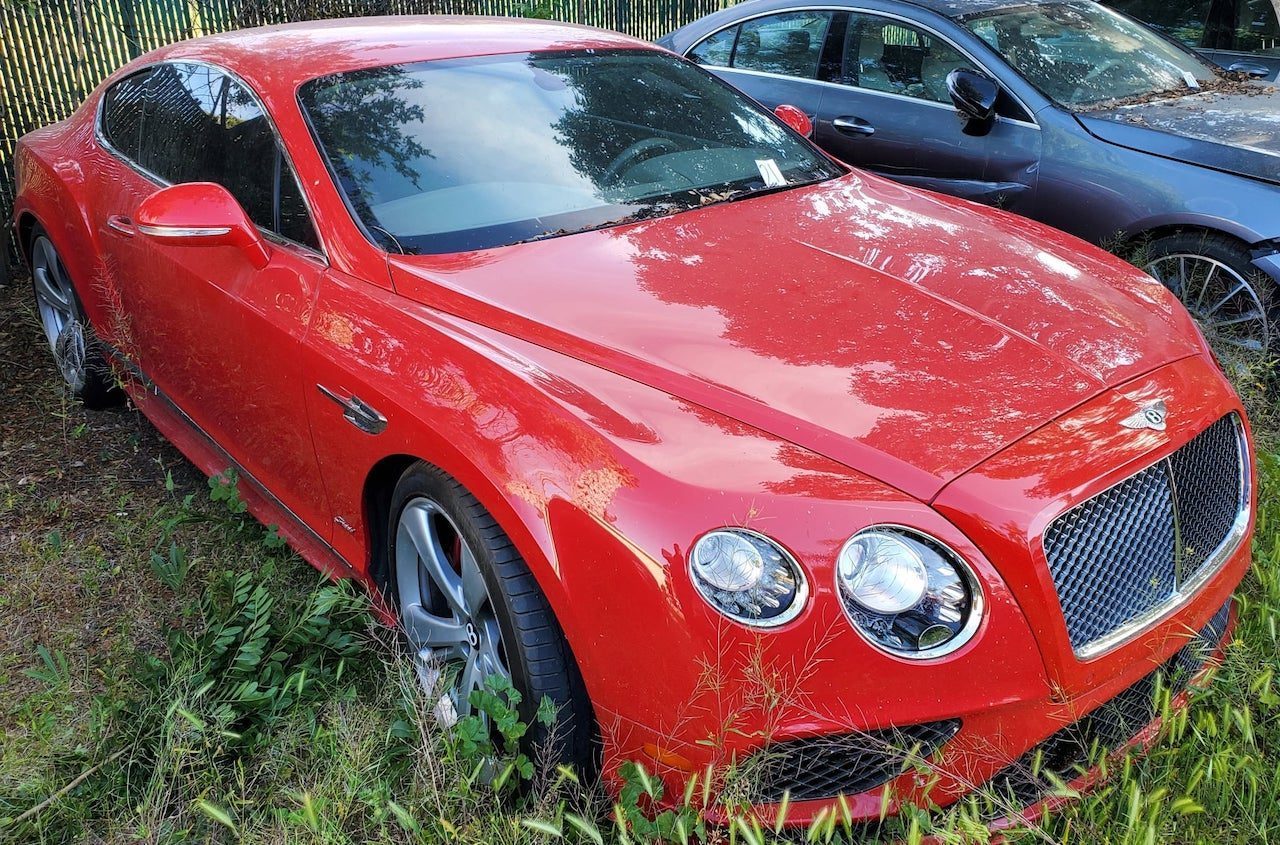 Politie neemt illegale verzameling luxe auto's á 2 miljoen euro in beslag 