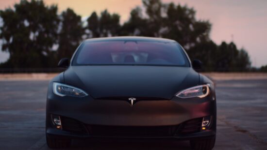 Stunt Tesla Model S, auto vliegt meters door de lucht