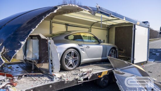 Porsche 911 in transporttrailer