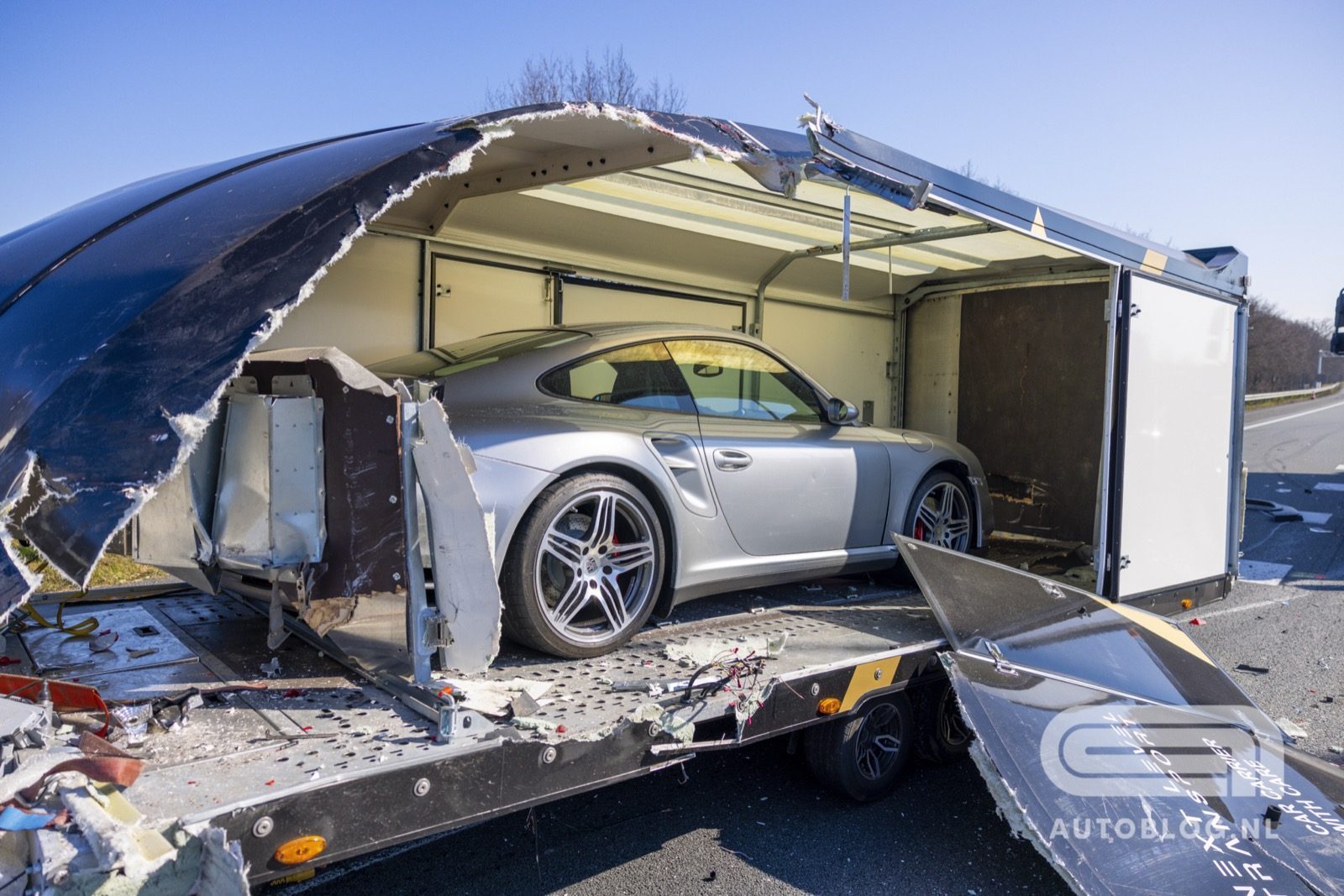 Porsche in 911 transporttrailer