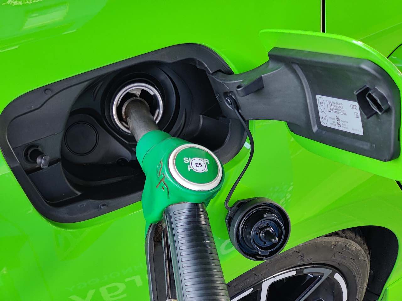 Benzineprijs binnenkort onder 2 euro in Nederland?