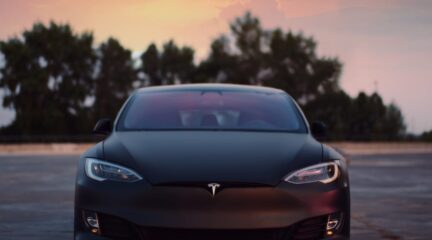 Man krijgt rekening van half miljoen euro voor opladen Tesla