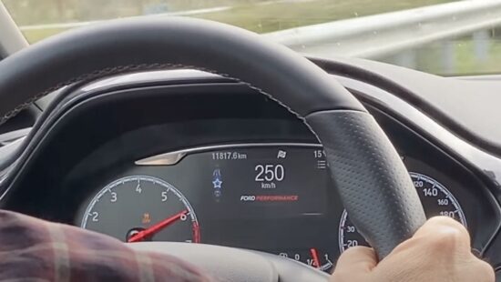 Video: vader test topsnelheid auto, moeders is boos