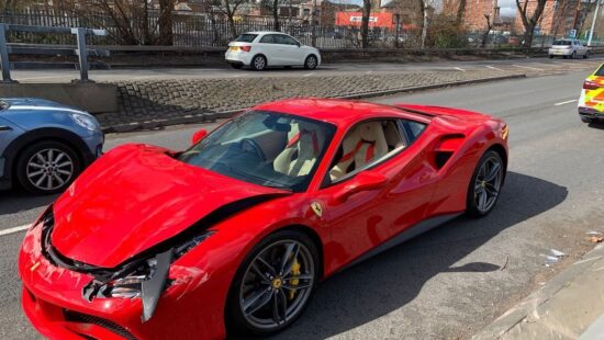 Man koopt Ferrari. Sloopt hem binnen 3 kilometer