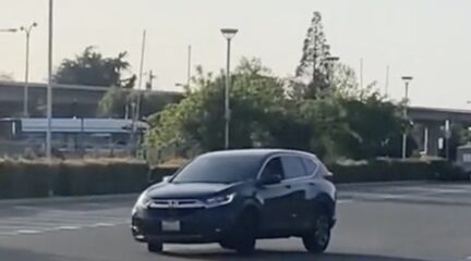 Video: gek doen op een lege parkeerplaats