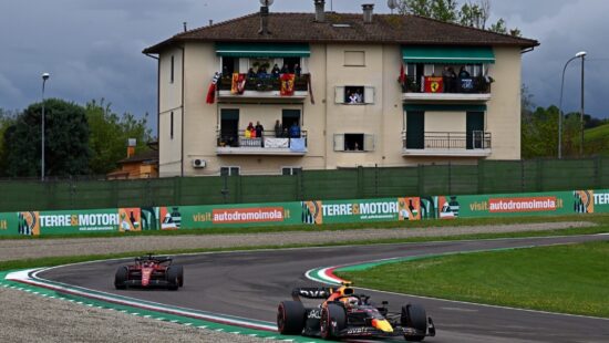 Formule 1 en FIA lijnrecht tegenover elkaar rondom sprintrace