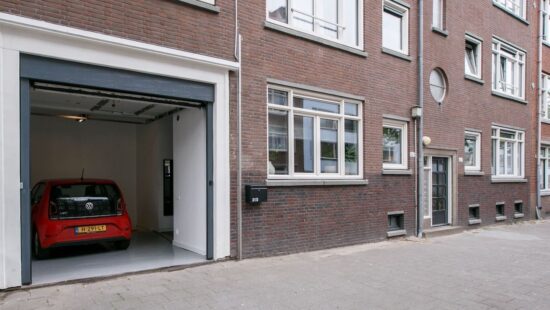Staar naar je auto vanuit de huiskamer in dit Rotterdamse appartement