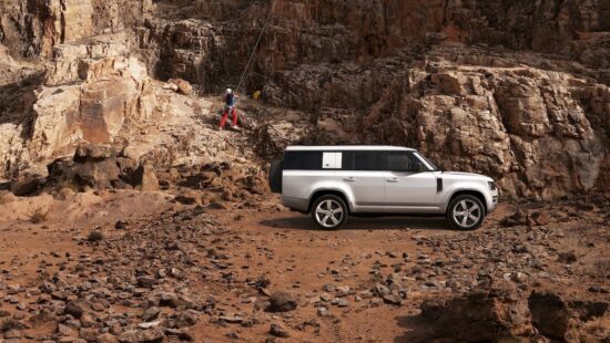 In de nieuwe Land Rover Defender 130 passen acht personen