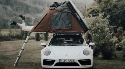Porsche verkoopt vakanties met tent en auto