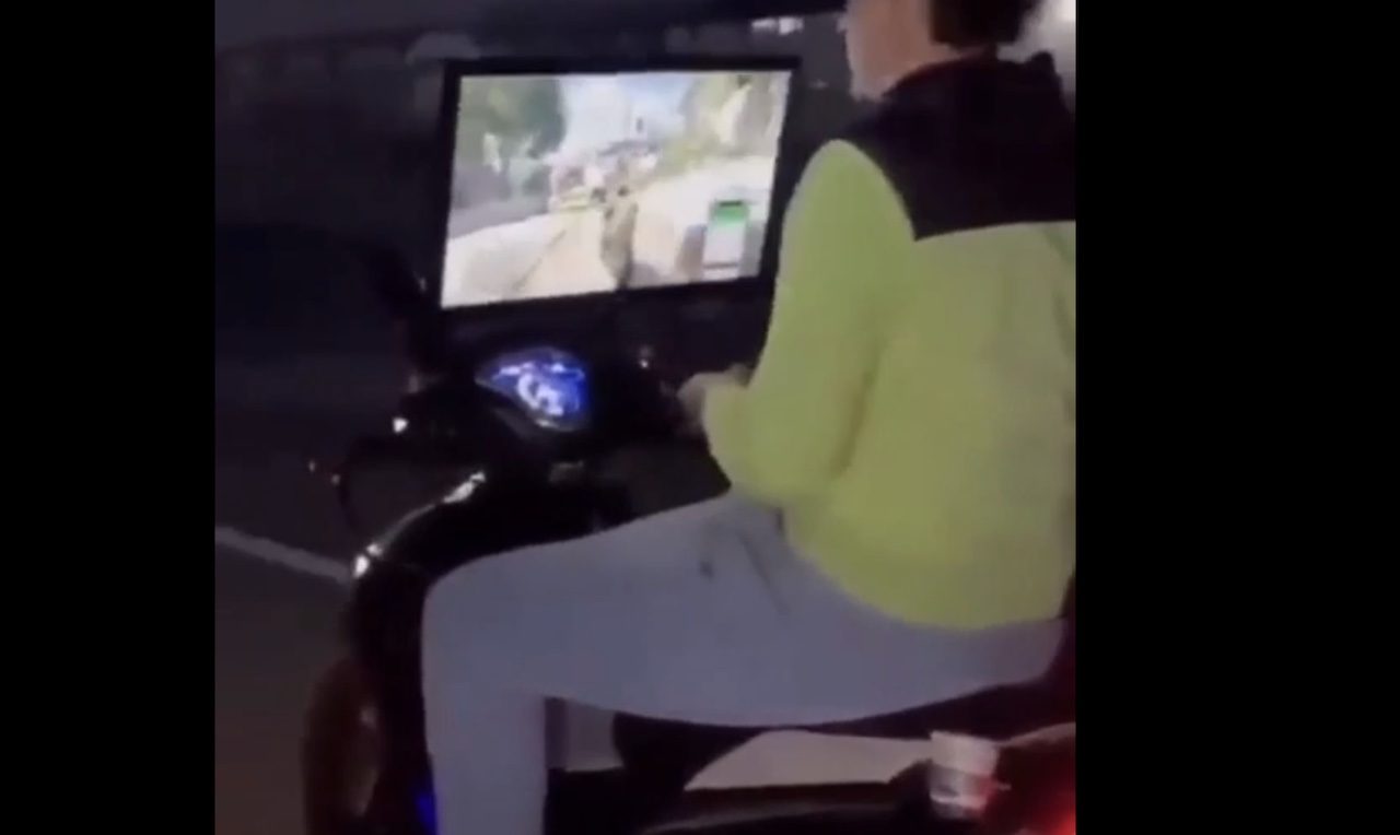Video: GTA spelen tijdens het rijden