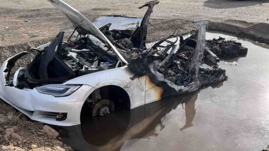 Video: Tesla vliegt in de fik na weken op sloop te hebben gestaan