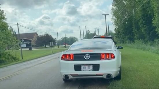 Video: Tesla Model Y politieauto achtervolgt Mustang