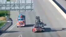Video: altijd opletten voor verlaten auto's op de snelweg