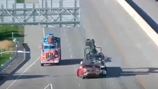 Video: altijd opletten voor verlaten auto's op de snelweg