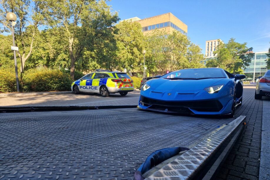 Onverzekerde Lamborghini Aventador SVJ wordt afgevoerd door de politie