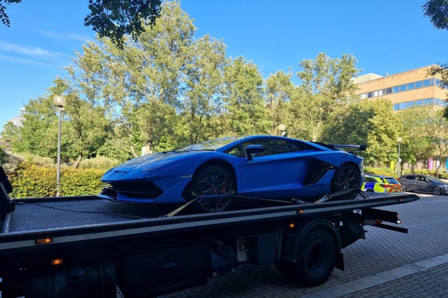 Onverzekerde Lamborghini Aventador SVJ wordt afgevoerd door de politie