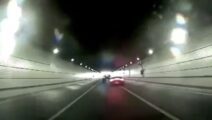 Video: Lamborghini klapt bovenop onschuldige automobilist