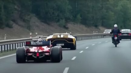 Man in Formule-auto op snelweg heeft vrij spel [video]