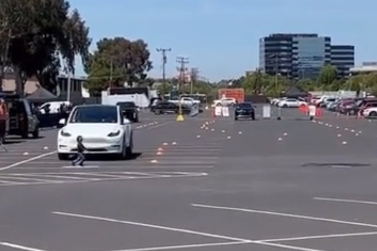 Video: Tesla sloopt kind bij crash test