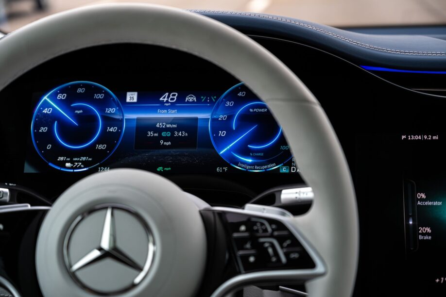 Mercedes EQS SUV Hyperscreen