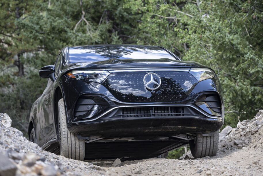 Mercedes EQS SUV offroad