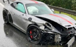 24-jarige crasht Porsche 911 GT3 hard in regen