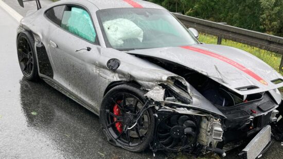 24-jarige crasht Porsche 911 GT3 hard in regen