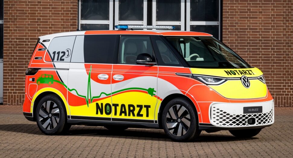 Volkswagen ID. Buzz verkleed als ambulance