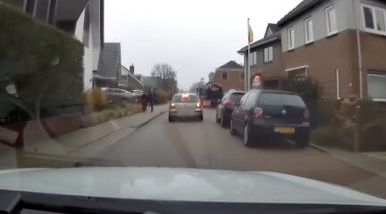 Video: politieachtervolging op hoge snelheid door Roelofarendsveen