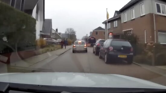 Video: politieachtervolging op hoge snelheid door Roelofarendsveen