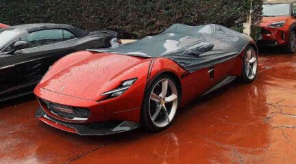 Wat doe je als het regent met je Ferrari Monza SP2? Nou dit