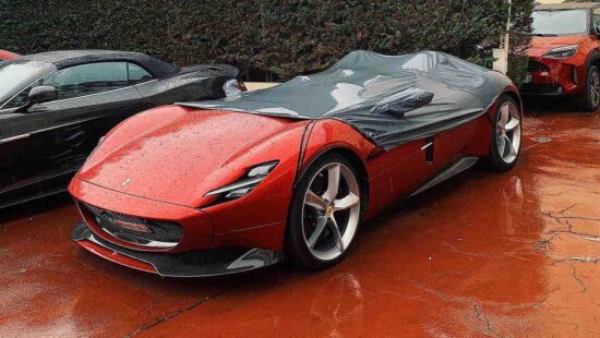 Wat doe je als het regent met je Ferrari Monza SP2? Nou dit