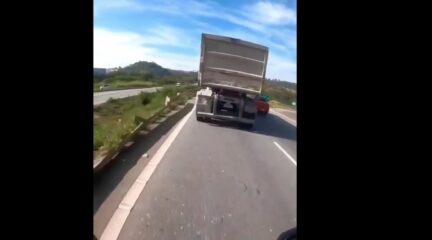 Video: motorrijder incasseert hoofdpijn
