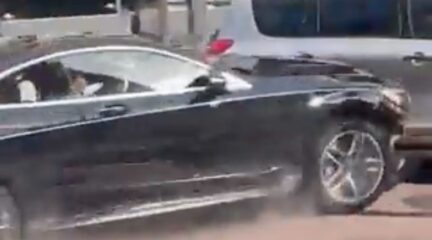 Video: Mercedes S-klasse coupé ramt opzettelijk auto