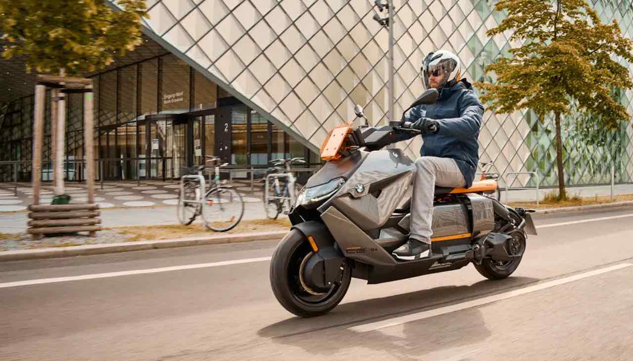Ambtenaren Moeras het dossier Best verkochte elektrische motorfiets is een scooter! - Autoblog.nl