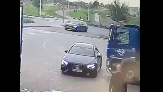 Video: trucker ziet Mercedes-AMG over het hoofd