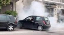 Video: Lancia-rijder krijgt hem er niet in
