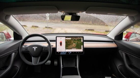 Politie haalt slapende Tesla-rijder met 110 km/u van autobahn