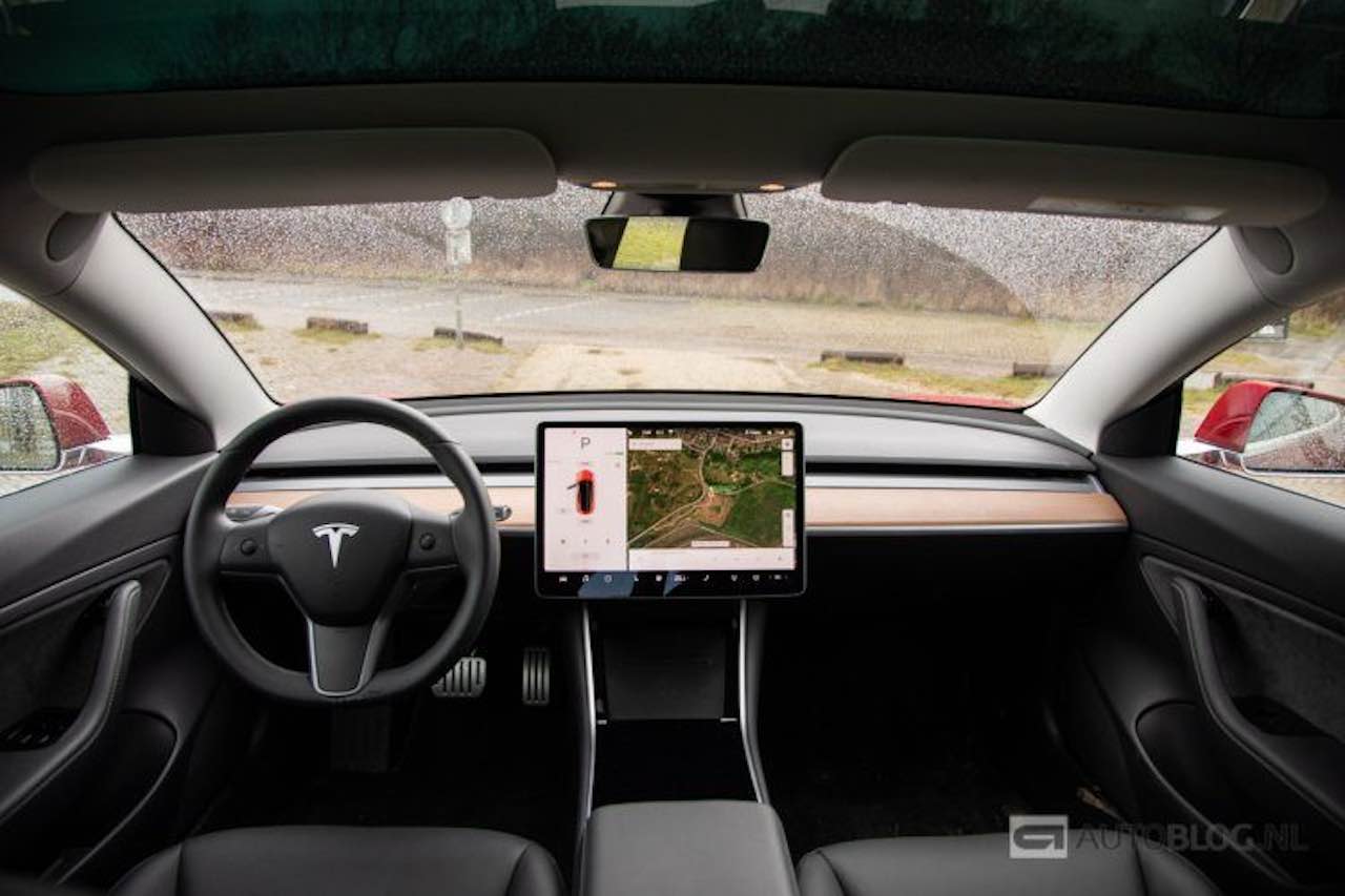 Politie haalt slapende Tesla-rijder met 110 km/u van autobahn
