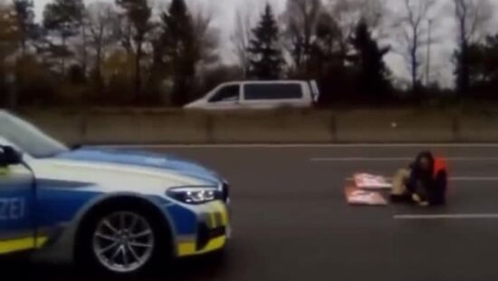 Video: politie sleurt autobahnplakker van de weg